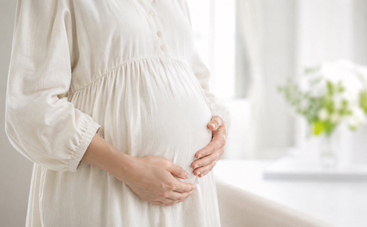 妊婦さんのお腹に手を添えた写真