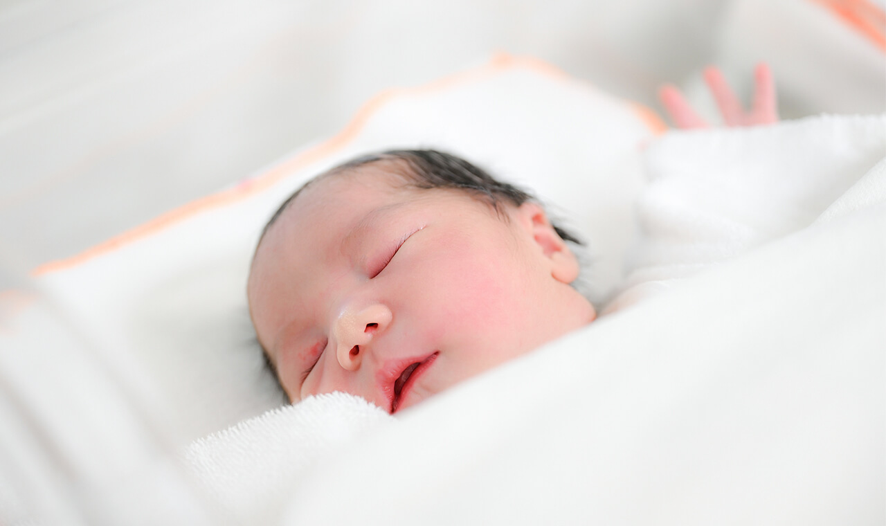 新生児室の赤ちゃんの写真