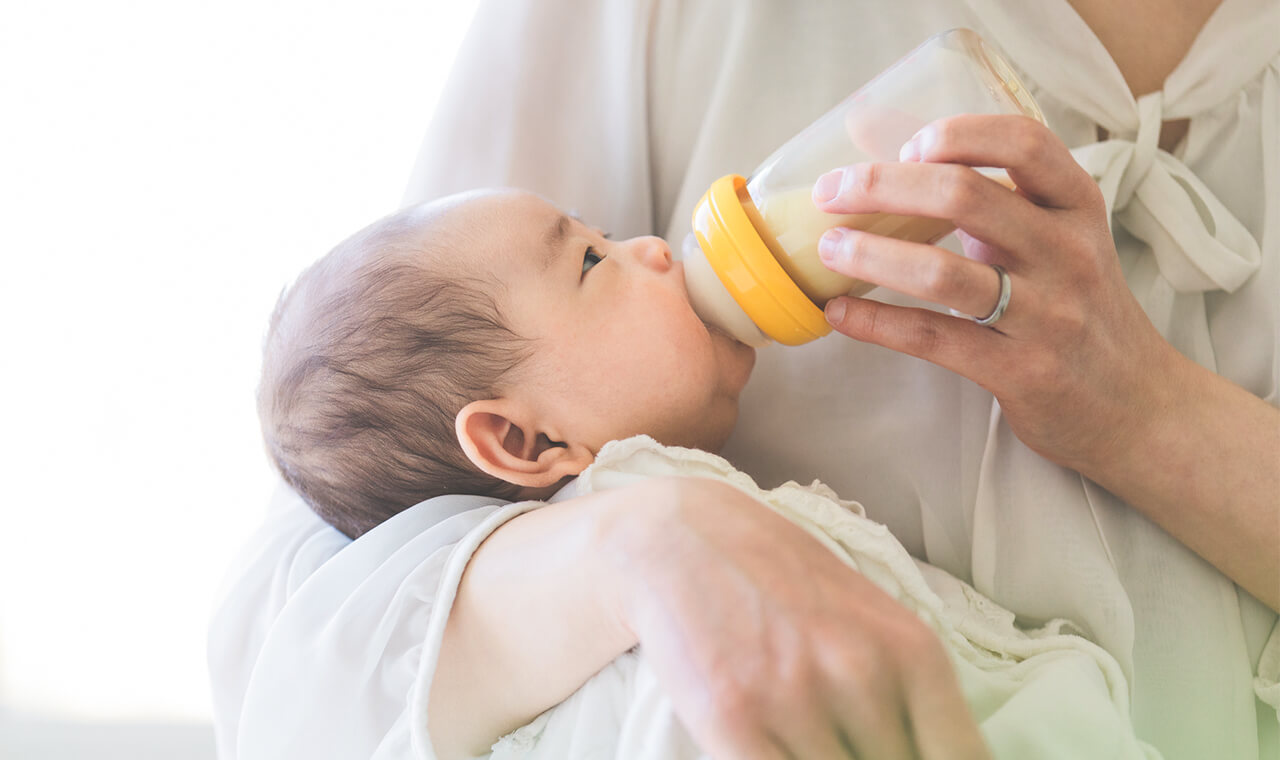 ミルクを飲む赤ちゃんの写真